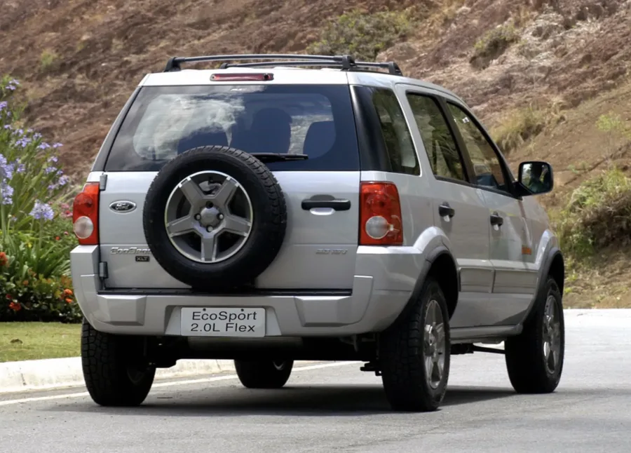 Faz 5,1 km/l etanol cidade e até 9,7 km/l gasolina estrada, tanque de 54 litros garante até 524 km, mas o gasto pesa no uso frequente.