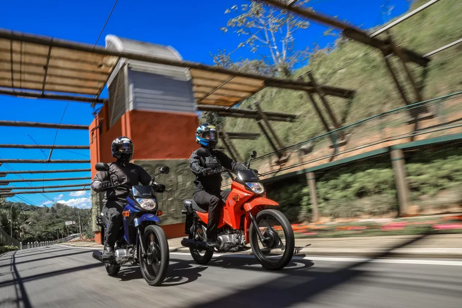 Honda Pop110i ES 2027 chega com freio sem pedal, rodas de liga leve e pneus sem câmara, mantendo motor econômico e preço sugerido de R$ 10.588 em São Paulo