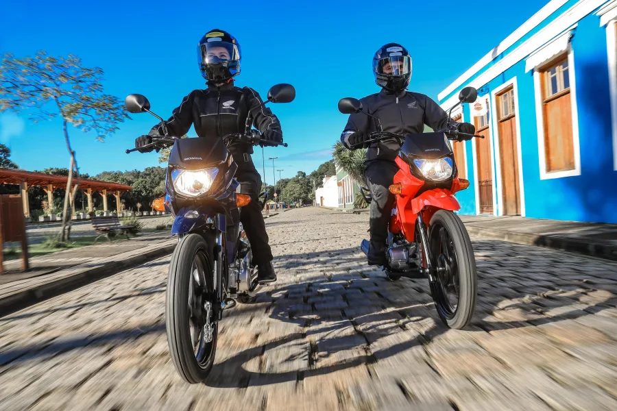 Honda Pop110i ES 2027 chega com freio sem pedal, rodas de liga leve e pneus sem câmara, mantendo motor econômico e preço sugerido de R$ 10.588 em São Paulo