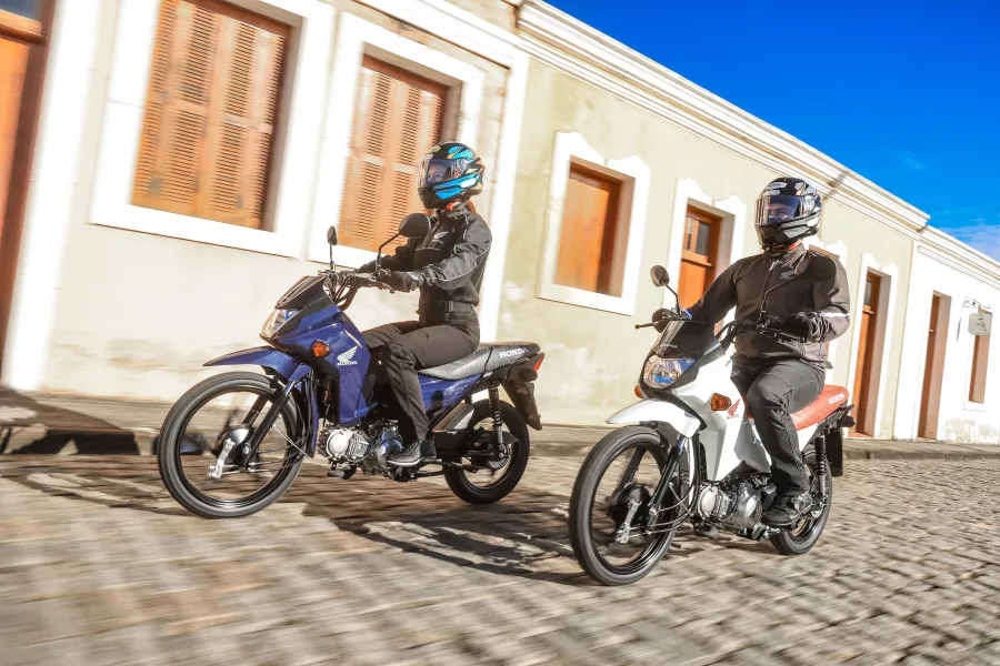 Honda Pop110i ES 2027 chega com freio sem pedal, rodas de liga leve e pneus sem câmara, mantendo motor econômico e preço sugerido de R$ 10.588 em São Paulo