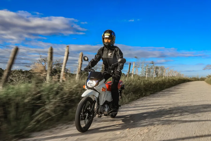 Honda Pop110i ES 2027 chega com freio sem pedal, rodas de liga leve e pneus sem câmara, mantendo motor econômico e preço sugerido de R$ 10.588 em São Paulo