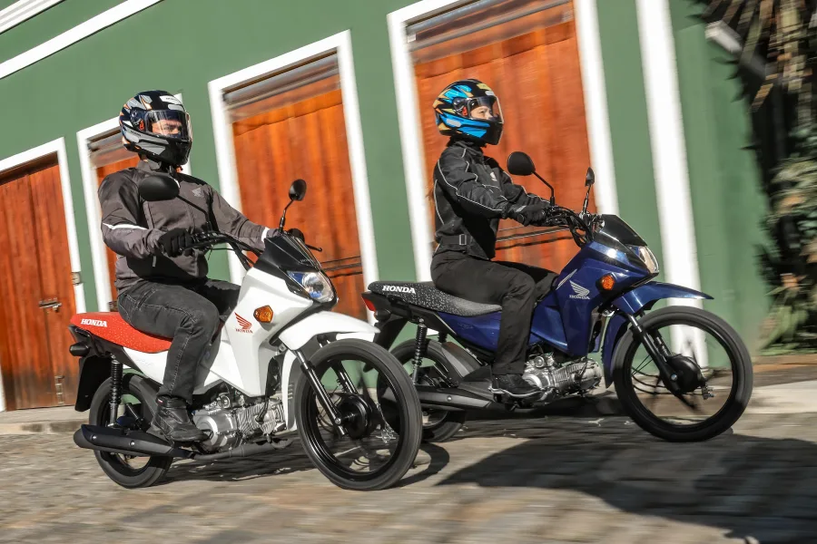 Honda Pop110i ES 2027 chega com freio sem pedal, rodas de liga leve e pneus sem câmara, mantendo motor econômico e preço sugerido de R$ 10.588 em São Paulo