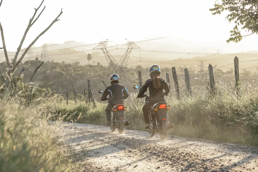 Honda Pop110i ES 2027 chega com freio sem pedal, rodas de liga leve e pneus sem câmara, mantendo motor econômico e preço sugerido de R$ 10.588 em São Paulo