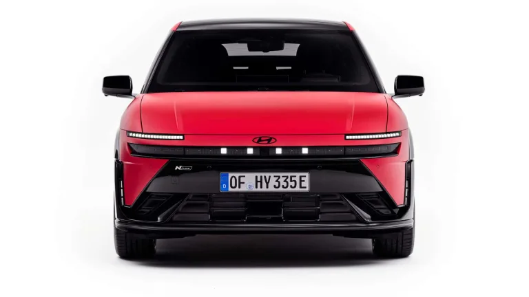 Novo Hyundai Ioniq 3 estreia com até 496 km de autonomia, motor de até 147 cv e proposta acessível, mirando rivais como BYD Dolphin e Renault 5 no mercado europeu