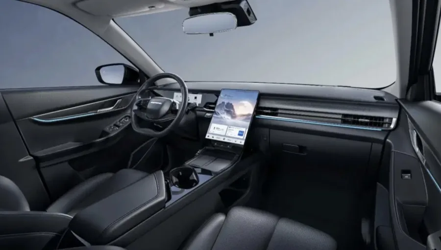 Na prática, o conjunto chama atenção. São 224 cv combinados, com respostas rápidas no uso urbano e foco em eficiência no trânsito pesado