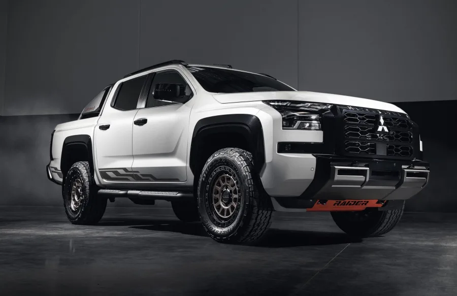 A Mitsubishi decidiu mexer onde chama atenção primeiro. A Triton Raider aparece com visual mais agressivo e detalhes que puxam para trilha, tentando convencer no impacto