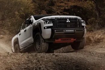 Mitsubishi Triton Raider 2026 chega com suspensão reforçada e preço de R$ 266 mil, mas mantém motor 2.4 turbodiesel biturbo já conhecido