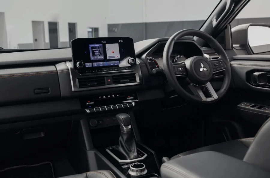 A Mitsubishi decidiu mexer onde chama atenção primeiro. A Triton Raider aparece com visual mais agressivo e detalhes que puxam para trilha, tentando convencer no impacto