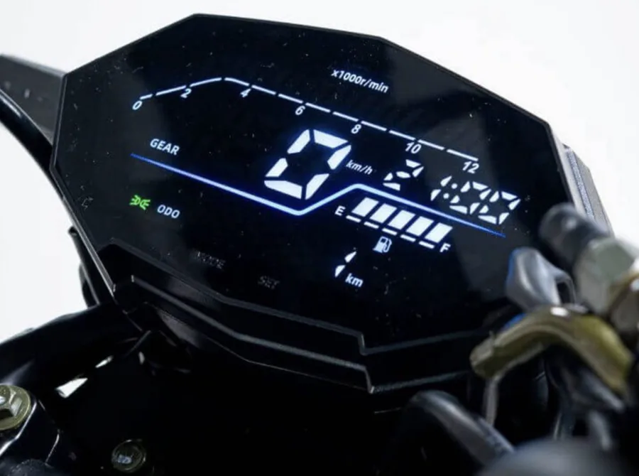 Debaixo do tanque, o motor 169,3 cc entrega 13,59 cv e cumpre o esperado, sem empolgar, mas suficiente para encarar trânsito pesado e deslocamentos urbanos