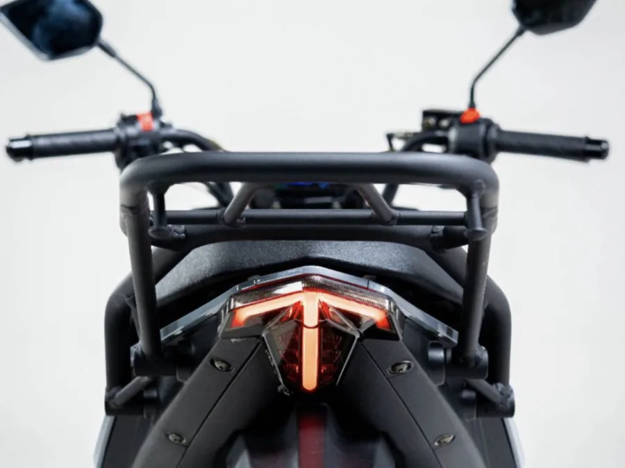 Na prática, a proposta é clara, simplicidade com baixo custo. Suspensão comum e freios com CBS mostram foco em economia, não em desempenho ou pilotagem mais exigente