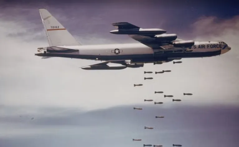 EUA Bombardeiro Nuclear: Como um avião dos anos 50 virou arma central contra o Irã, e o detalhe que expõe uma falha grave que ninguém esperava