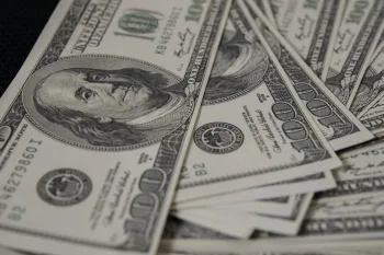 Dólar Hoje (quarta, 01/04) despenca após fala de Trump e mercado já aposta no fim da guerra, é hora de comprar ou vender