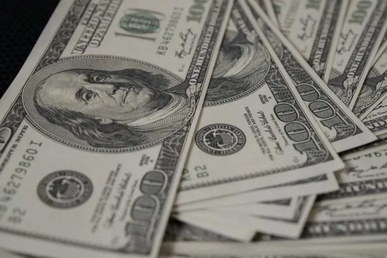 Dólar Hoje (quarta, 01/04) despenca após fala de Trump e mercado já aposta no fim da guerra, é hora de comprar ou vender