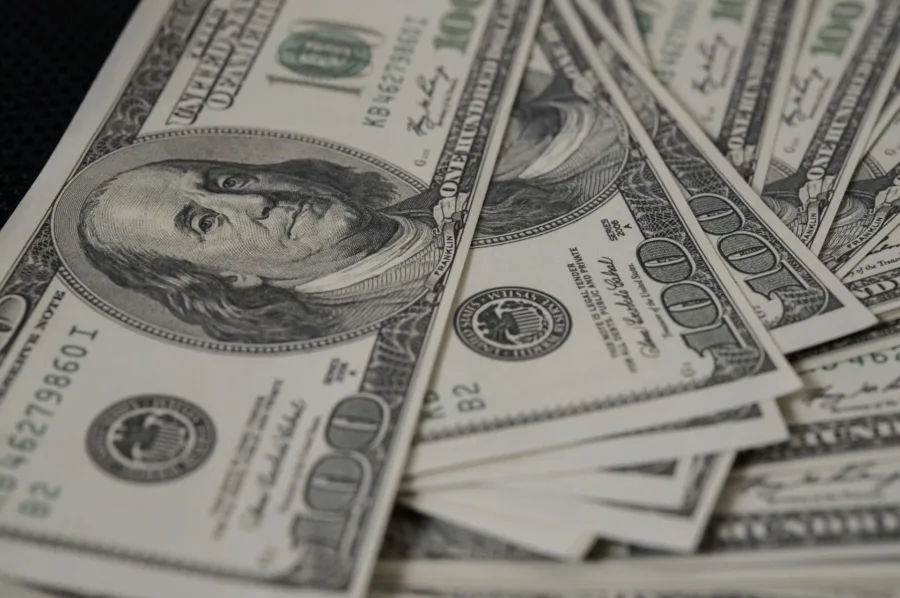 Dólar Hoje (quarta, 01/04) despenca após fala de Trump e mercado já aposta no fim da guerra, é hora de comprar ou vender