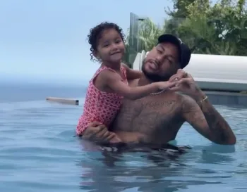 Neymar aparece na piscina em foto revelada por Bruna Biancardi; momento família viralizou entre fãs do Santos FC