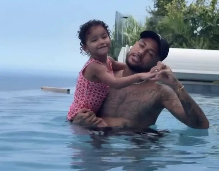 Neymar aparece na piscina em foto revelada por Bruna Biancardi; momento família viralizou entre fãs do Santos FC