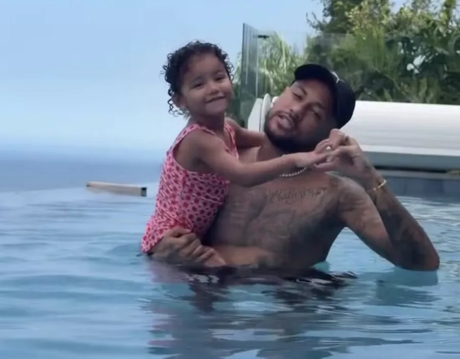 Neymar aparece na piscina em foto revelada por Bruna Biancardi; momento família viralizou entre fãs do Santos FC