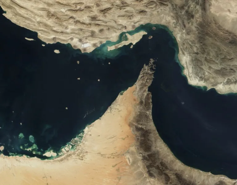 Irã confirmou acordo com os EUA e vai reabrir o Estreito de Ormuz por duas semanas sob coordenação militar, enquanto Trump suspendeu ataques no mesmo período