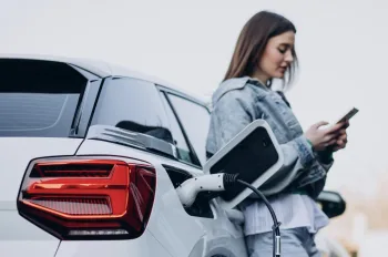 Carro elétrico já compensa no Brasil? Conta real mostra economia de até R$ 32 mil em 3 anos