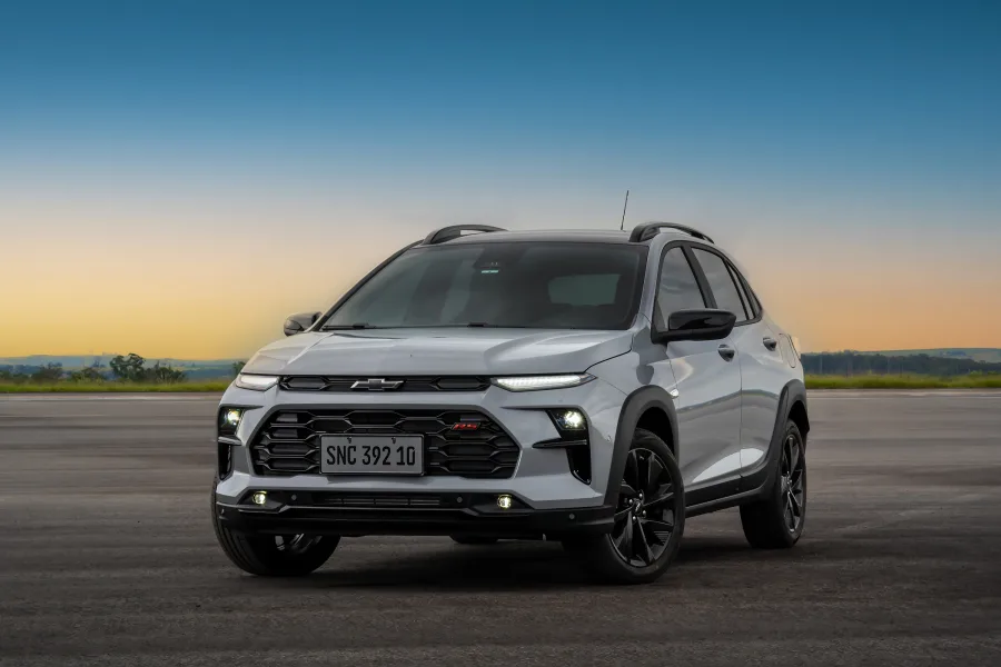 Chevrolet Sonic 2027 chega com motor turbo, consumo melhor que Tracker e preço perto de R$ 150 mil