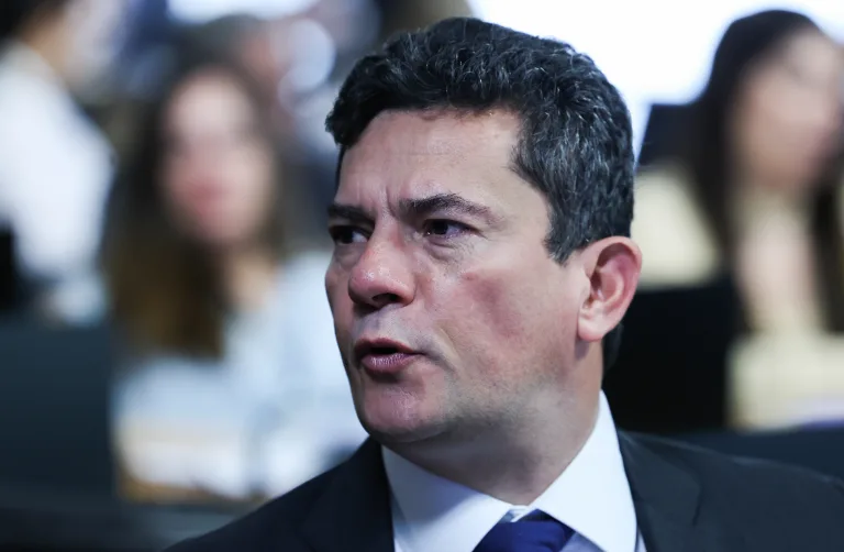 Sérgio Moro escapa de investigação após decisão de Moraes baseada em regra constitucional