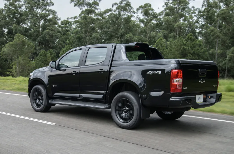 O interior acomoda 5 pessoas, com caçamba de 1.061 litros e carga útil de 1.134 kg, oferecendo praticidade para quem transporta carga e conforto para família.