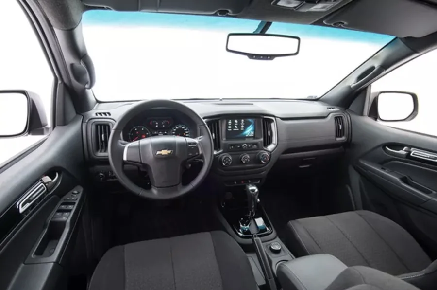 Por dentro, o acabamento em preto e o painel multimídia MyLink criam ambiente sofisticado. O conforto é reforçado por direção elétrica e amplo espaço interno.