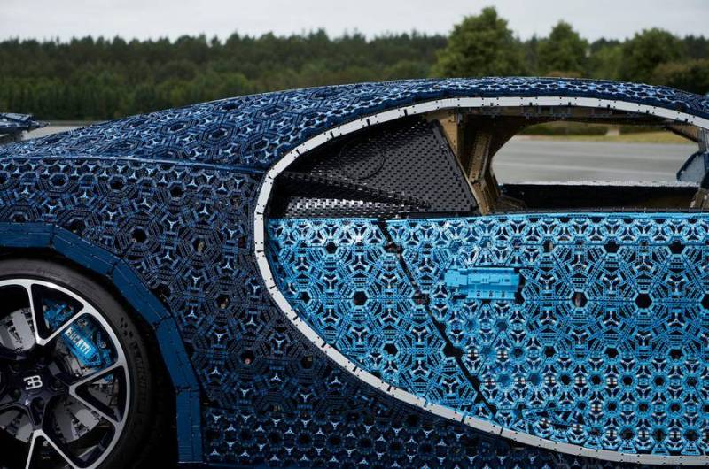 Bugatti Chiron feito com peças de Lego