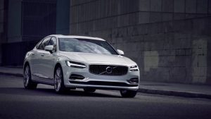 Volvo S90 é um sedan cheio de luxo e preço alto