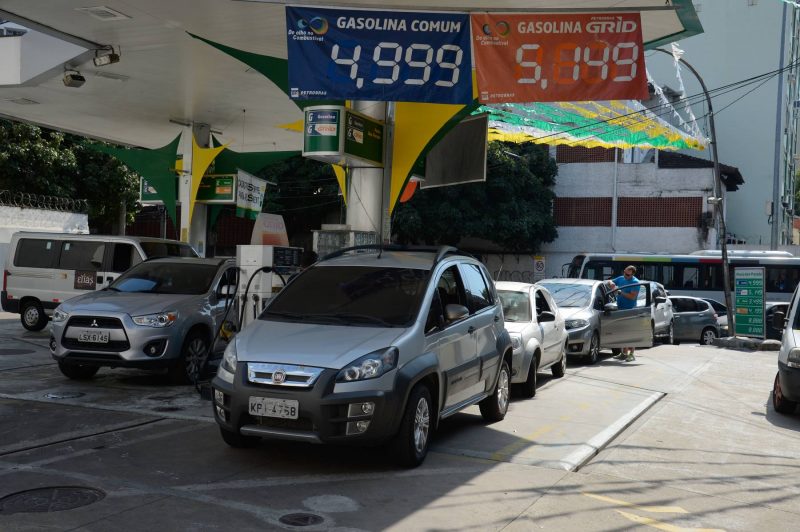 Devo abastecer com gasolina ou etanol? Pegue a calculadora e saiba as vantagens