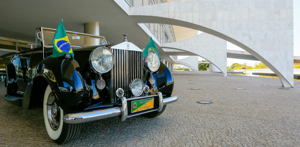 Getúlio Vargas e o Pedido Especial: Saiba como o presidente Getúlio Vargas encomendou o Rolls-Royce em 1952, iniciando sua jornada no Brasil. - Foto: Marcos Corrêa/PR