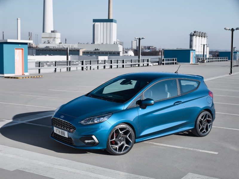Ford Fiesta 2013: direção precisa, bom acerto dinâmico e motores 1.0 ou 1.6 eficientes, atendendo quem busca uso urbano com resposta rápida no trânsito.