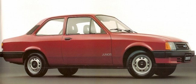 O Chevette Júnior lançado em 1992 possuía motor 1.0 e não tinha a moldura lateral