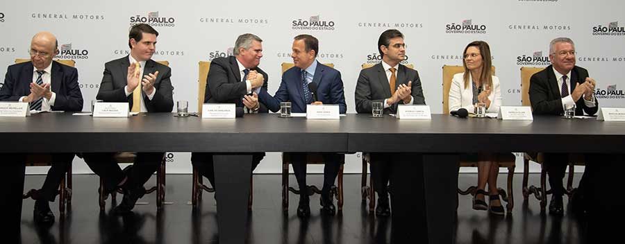 Da esquerda para direira, Henrique Meireles, secretário da Fazenda do estado de São Paulo; Cauê Macris, presidente da Assembleia Legislativa de São Paulo; Carlos Zarlenga, presidente da GM América do Sul; João Doria, governador do Estado de São Paulo; Rodrigo Garcia, vice-governador do Estado de São Paulo; Patricia Ellen, secretária de Desenvolvimento Econômico do Estado de São Paulo; e Marcos Munhoz, vice-presidente da GM América do Sul.