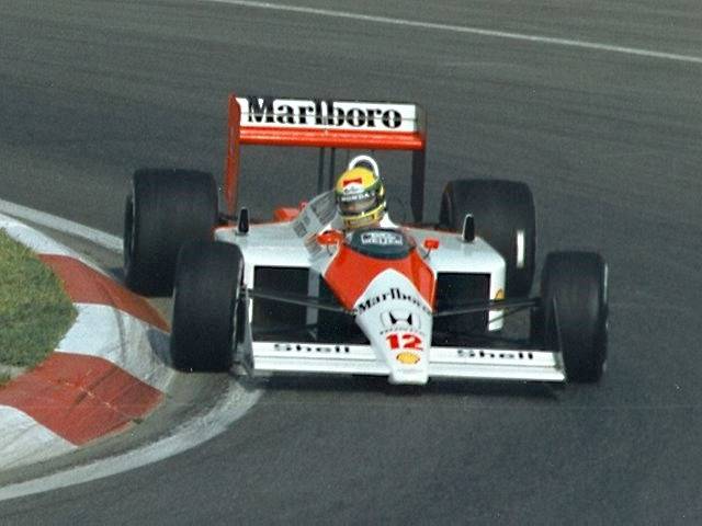 Senna venceu seu primeiro GP em 1988 dirigindo um McLaren MP4/4 (foto: Paul Lannuier / wikimedia)