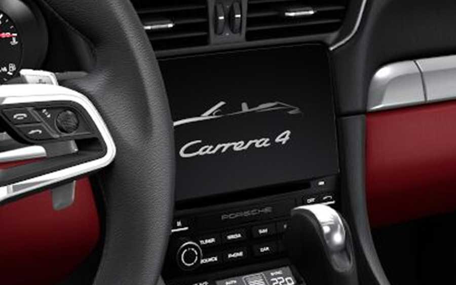 Porsche 911 Carrera 4 Cabriolet chama a atenção por onde passa