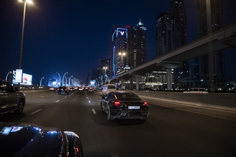 Porsche Taycan em Dubai testanto em altas temperaturas a noite