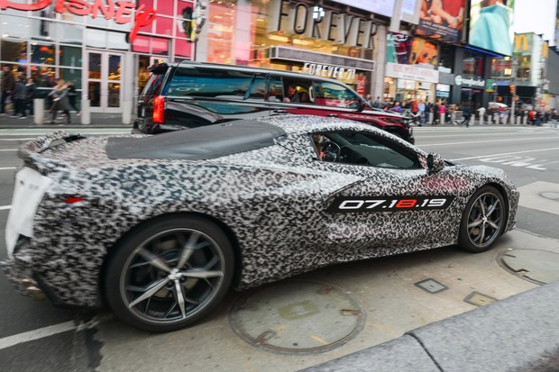 Chevrolet Corvette camuflado em teste de rua