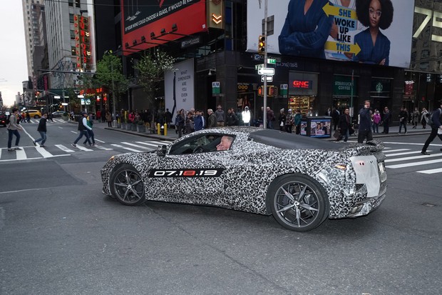 Chevrolet Corvette camuflado em teste de rua