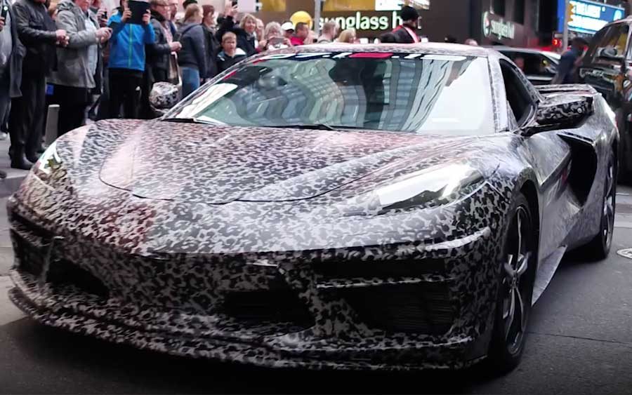 Presidente da GM passeia com novo Corvette camuflado em Nova York
