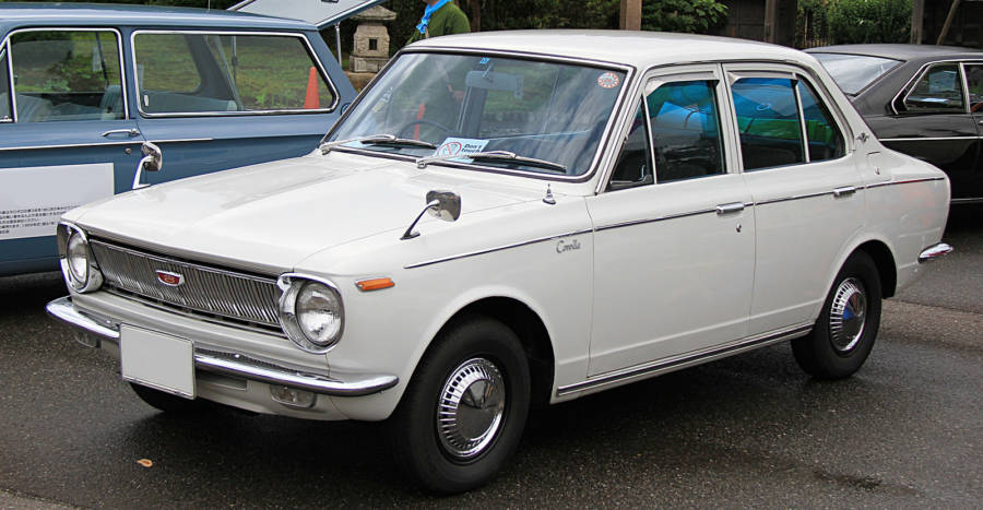 Primeiro modelo do Corolla de 1966 (foto: TTTNIS / wikimedia)