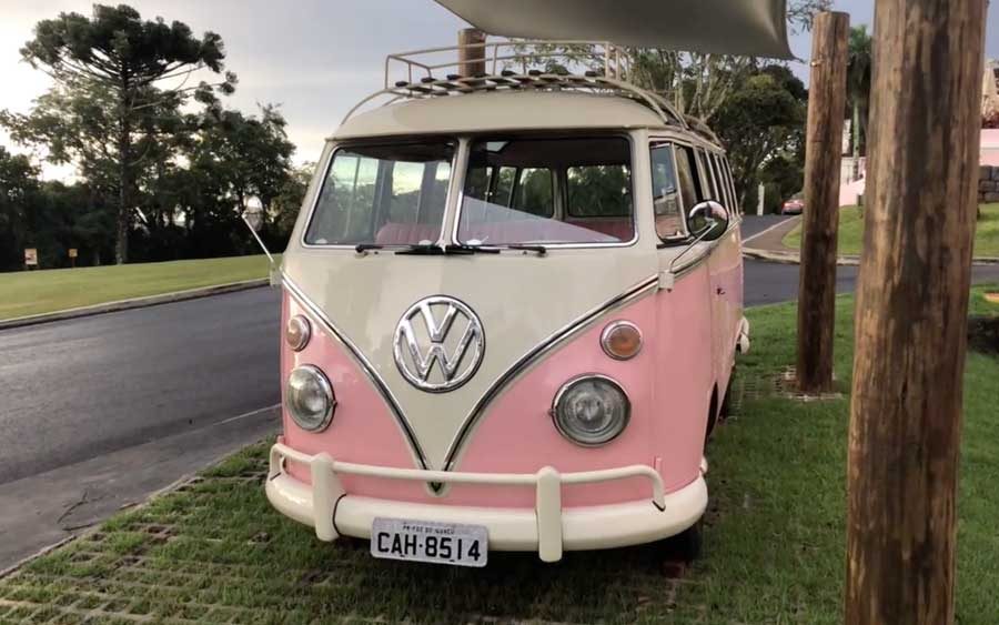 Uma Kombi rosa chama a atenção nas Cataratas do Iguaçu no famoso Belmond Hotel das Cataratas