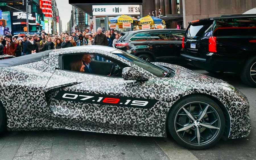 Chevrolet Corvette de oitava geração com leve disfarce passeou por Nova York, levando a CEO da General Motors, Mary Barra