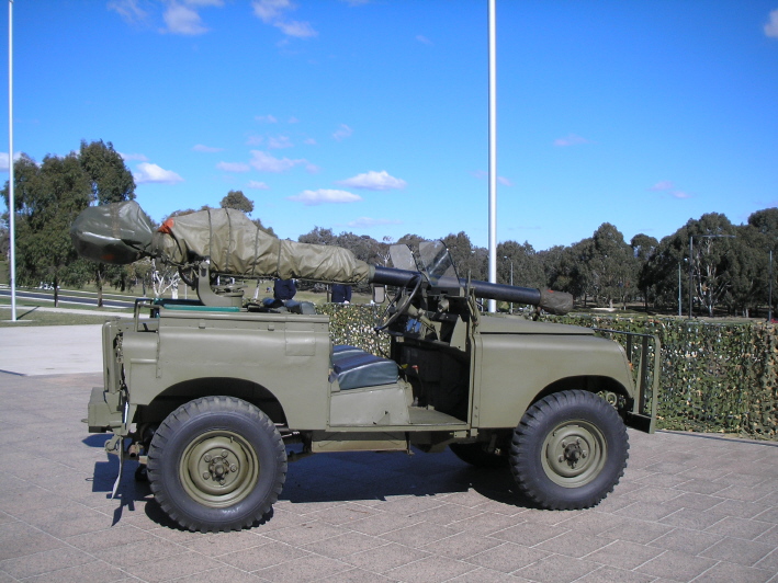 Veículo australiano Land Rover Series 2 "gunbuggy", com um rifle M40 sem recolho usado no papel anti-tanque, no Australian War Memorial (Nick Dowling / wikimedia)