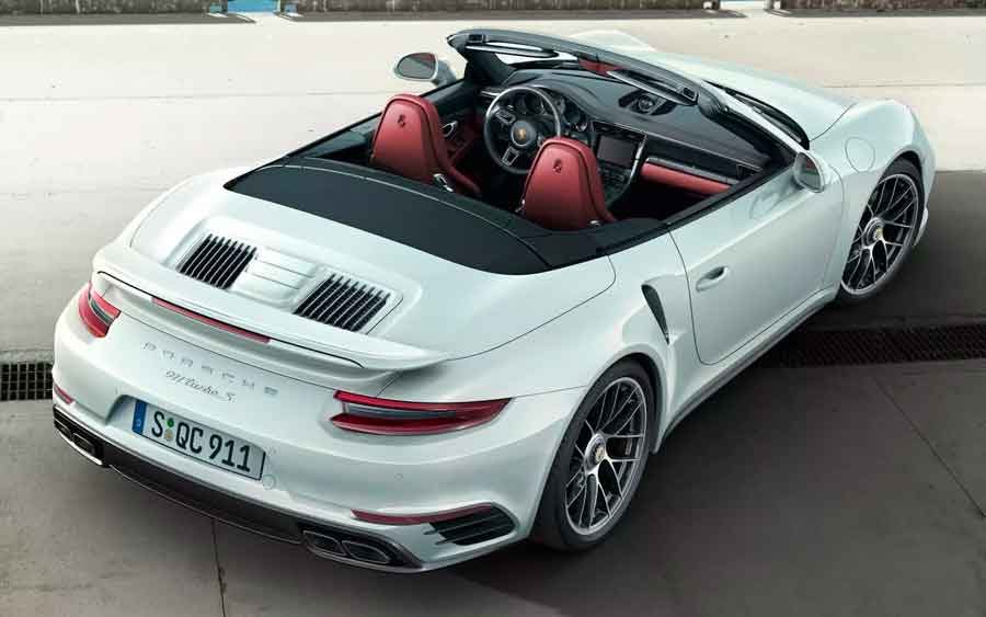 Porsche 911 Turbo S Cabriolet é um esportivo de verdade com muito luxo