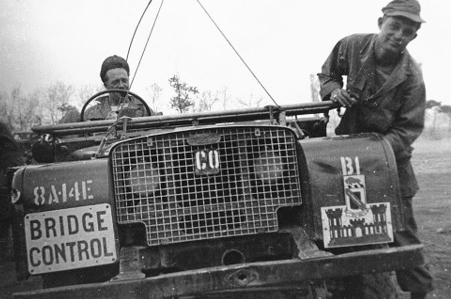 Land Rover perto de Pyongyang, em novembro de 1950, durante a Guerra da Coreia