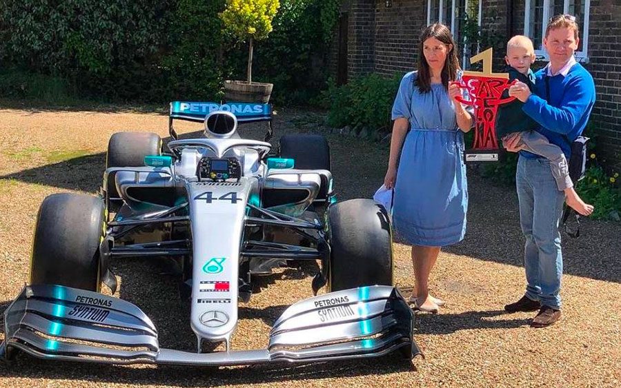 Criança com câncer raro ganha presentes de Lewis Hamilton