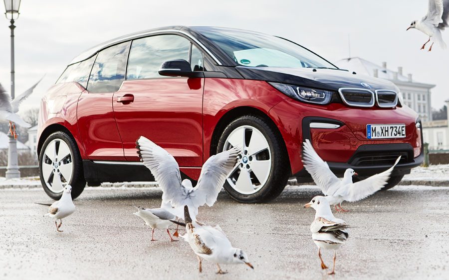 BMW segue na estrada para carros elétricos e híbridos