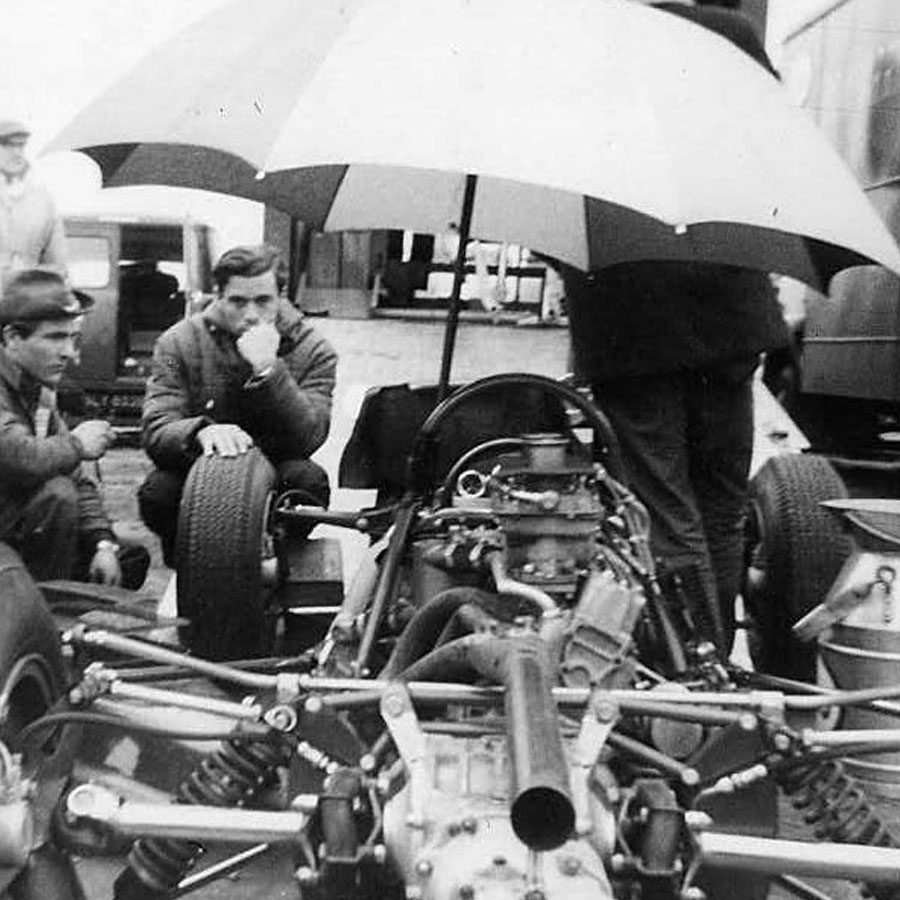 Jim Clark no Lotus Pit no Grande Prêmio da Alemanha, 2 de agosto de 1964 (foto; PaddyBriggs / wikimedia)