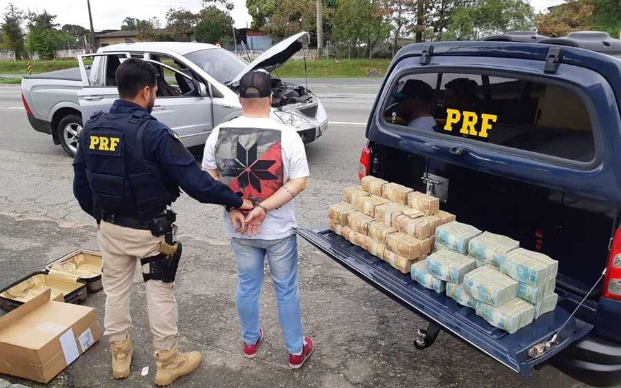 Homem é preso pela PRF com R$ 2,5 milhões escondidos em picape em rodovia de SP